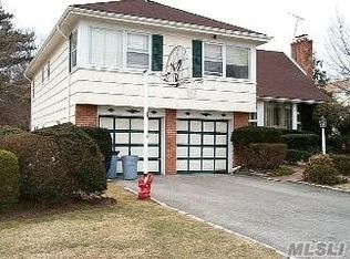 19 Cedar Ln, Cedarhurst, NY 11516