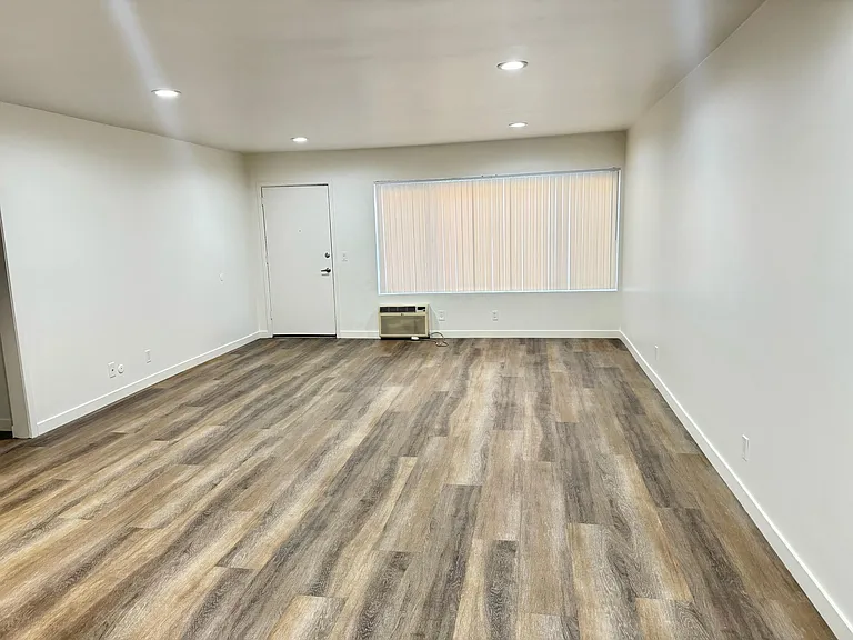 241 W Tujunga Ave #E — Photo 4
