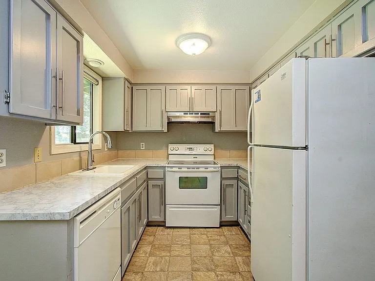 14306 NE 14th Cir — Photo 7