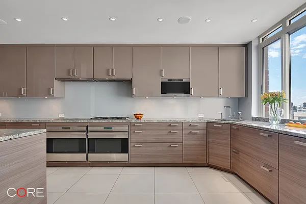 Rented by CORE | media 24