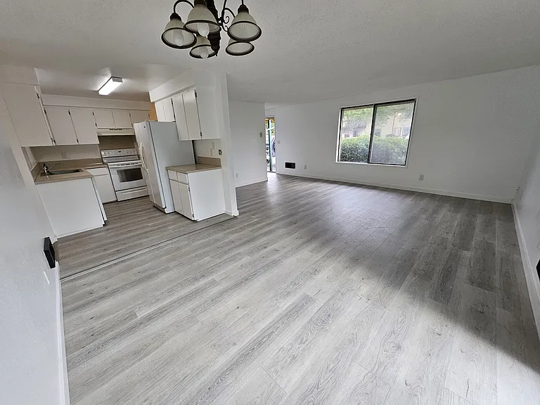 404 SW 1st St #6 — Photo 5