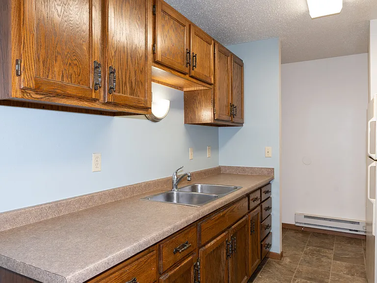 Fargo, ND Pacific South Apartments | 21A | Kitchen
