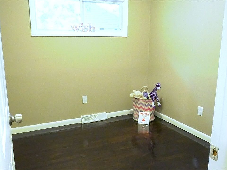 1st image of 12 Anne Dr