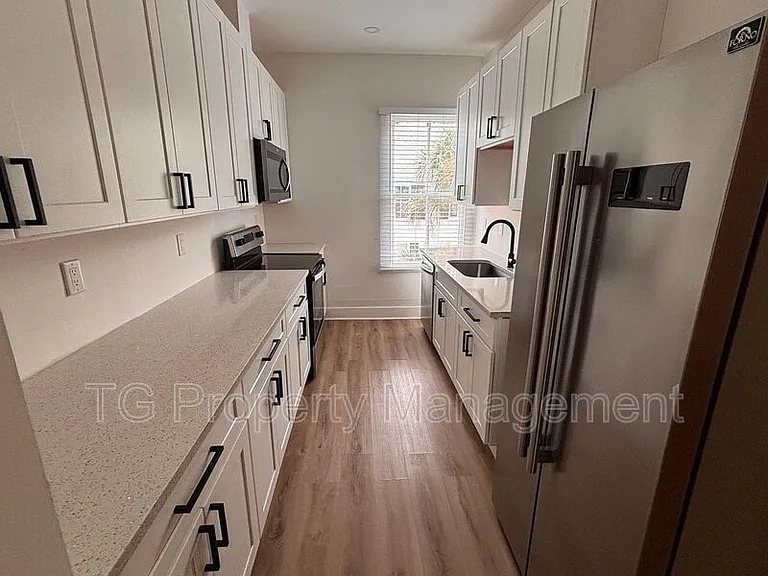 30 Sanford St #B — Photo 8