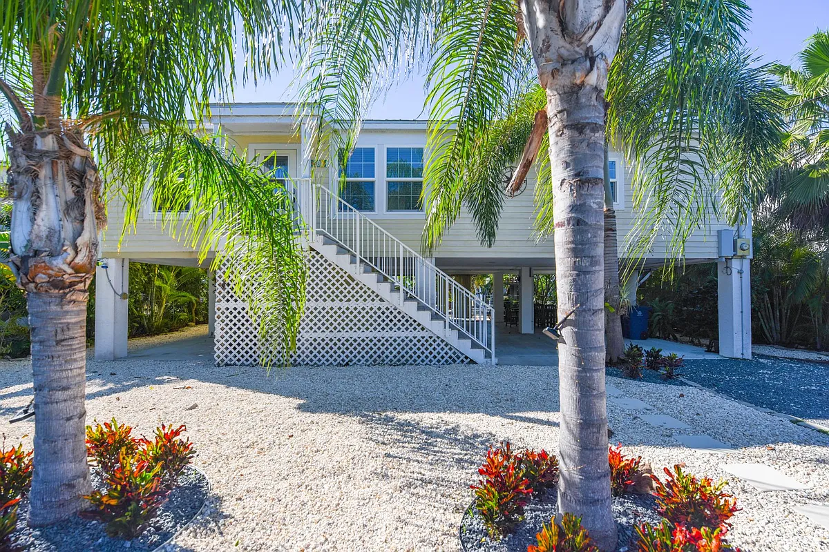 View of front entrance - 886 Loggerhead Ln