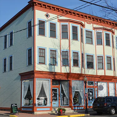Exterior, Bank Street