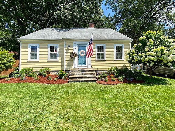 Beautiful yellow Cape Cod 