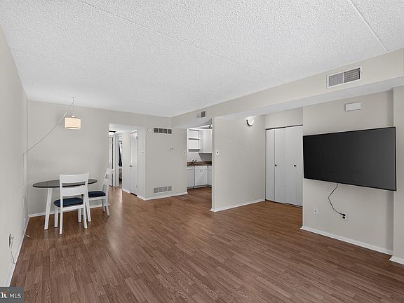 4th image of 828 Putnam Blvd #53A