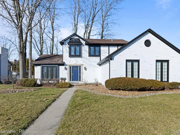 26751 Fairwood Dr, Chesterfield, MI 48051