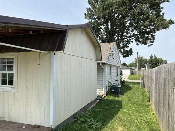 3rd image of 1075 Langtry Ave