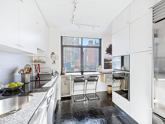 3rd image of 300 E 54th St APT 6D