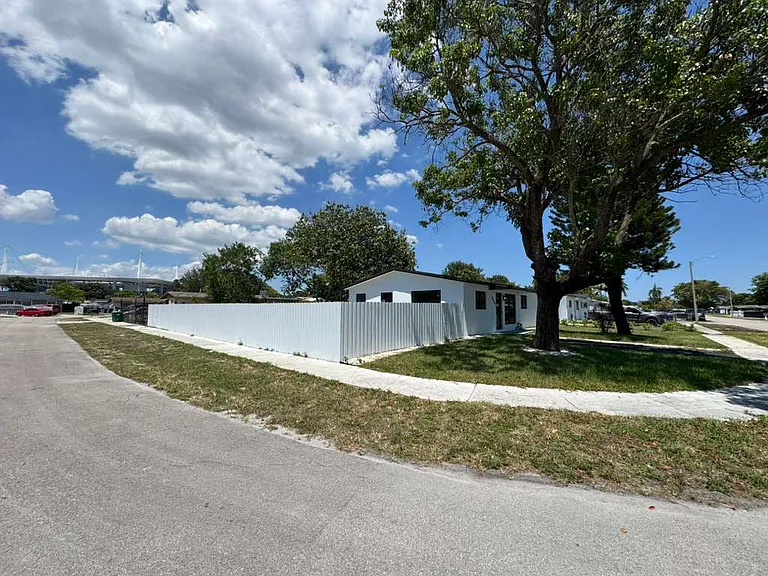 2251 NW 193rd Ter — Photo 7