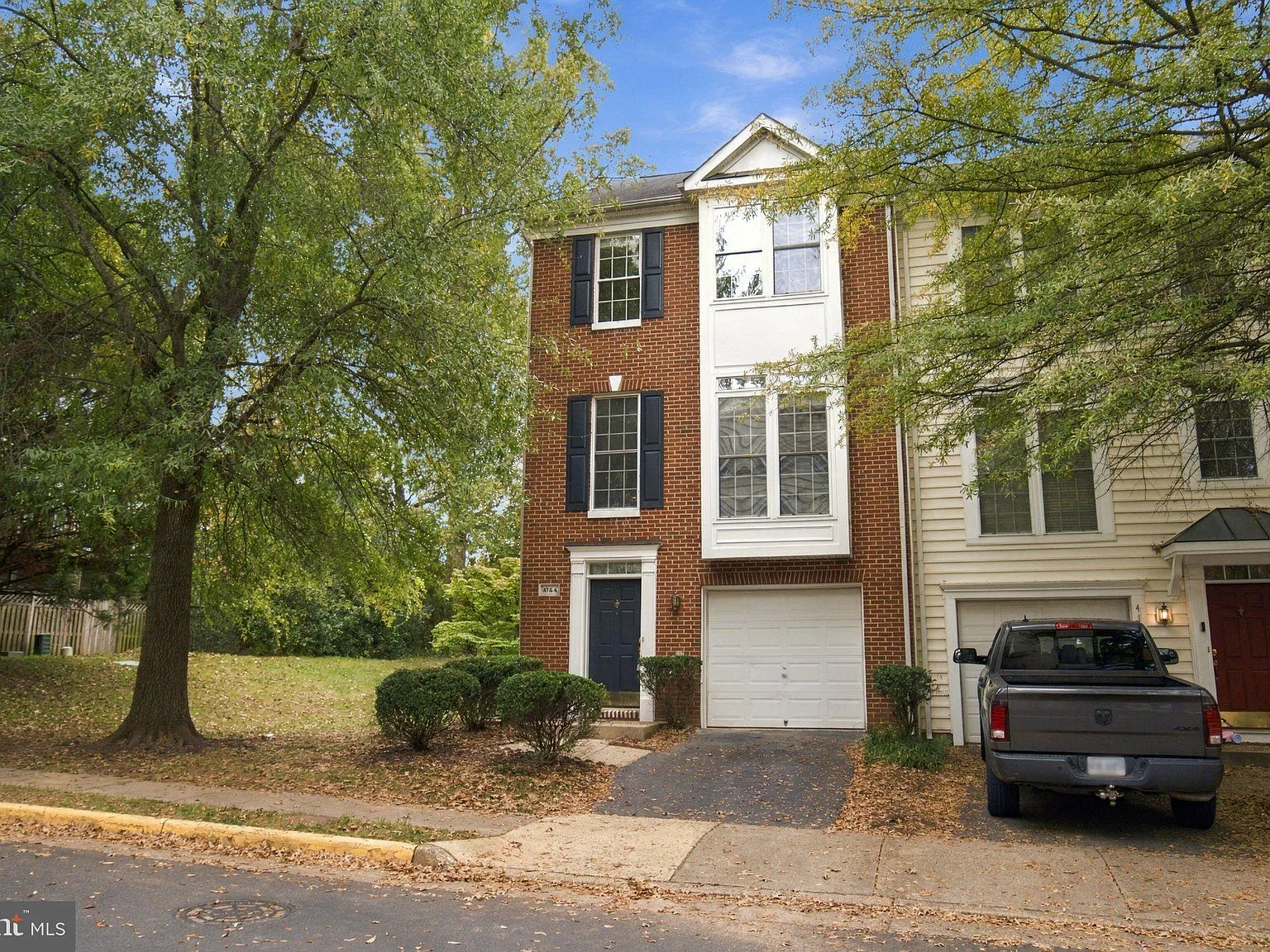 3 bed, 4.5 bath, 1378 sqft, $3,400 — Photo 3