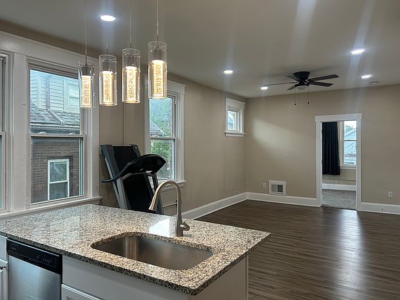 3rd image of 2033 Weyer Ave #B