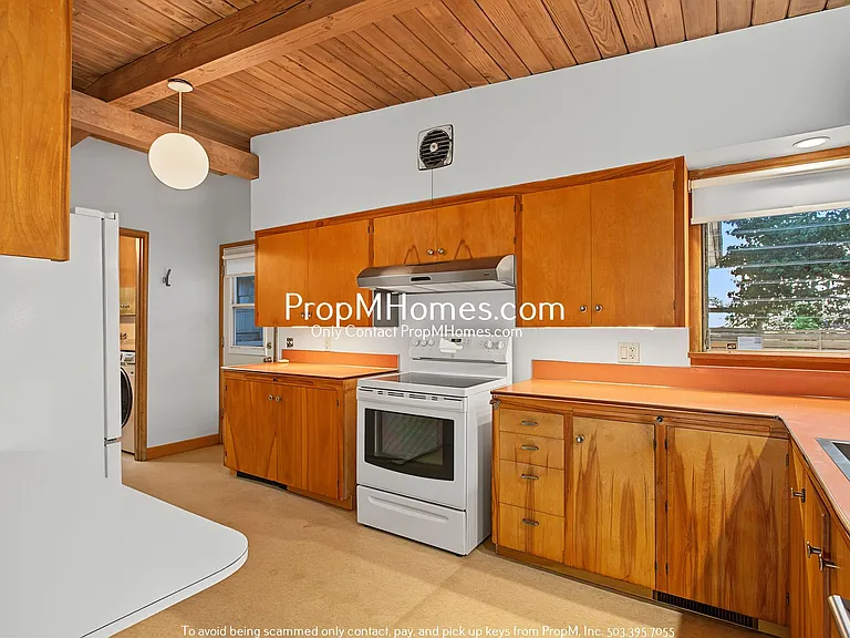 1027 SE 23rd Ave — Photo 9