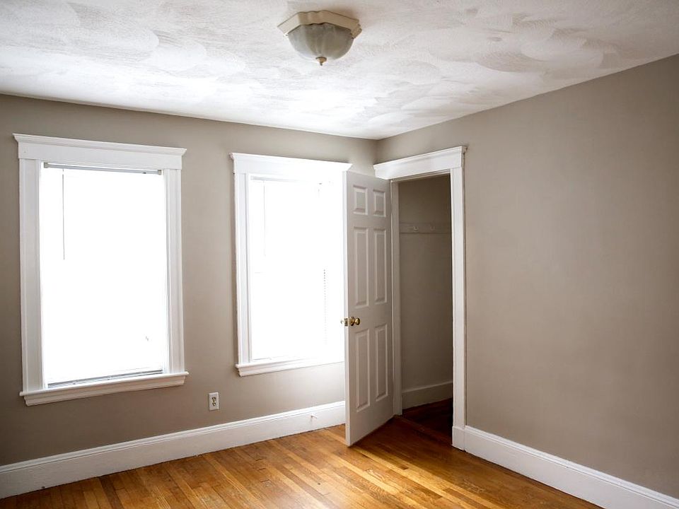 1st image of 127 Safford St #1