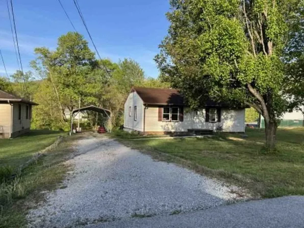 131 Howard Ave, Harriman, TN 37748