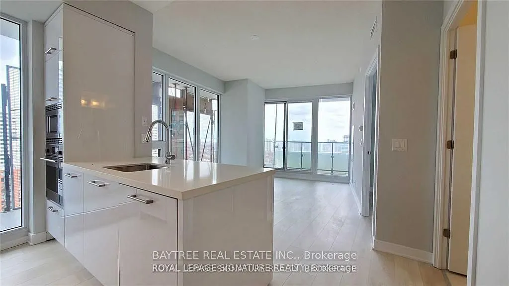 2221 Yonge St — Photo 1