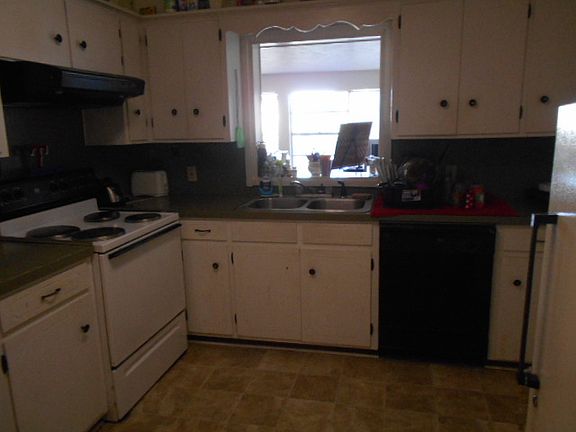 3rd image of 826 W Broadway St