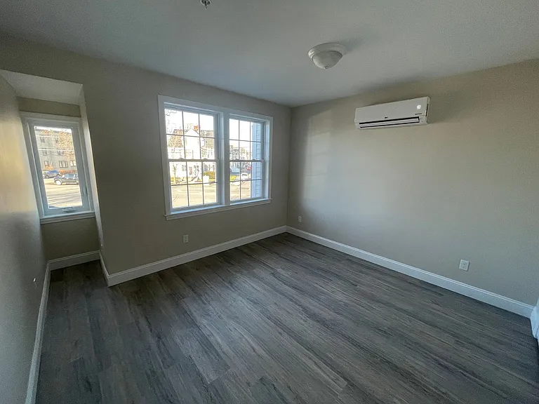 129 Kenoza Ave — Photo 11