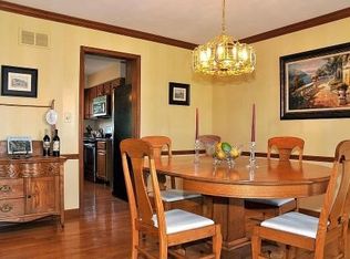 640 Longfellow Dr, Wheaton, IL 60189