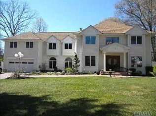36 Lincoln Dr, Oakdale, NY 11769