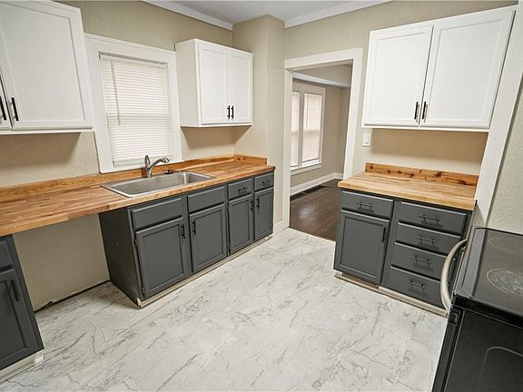 4th image of 2238 E 70th Ter