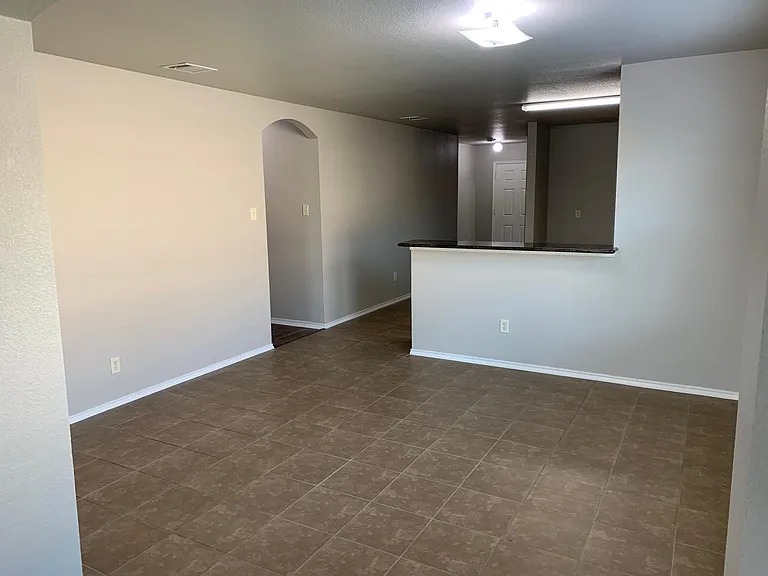 328 Carlyle St — Photo 6