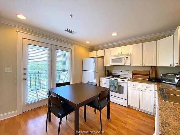 4th image of 1725 Harvey Mitchell Unit 1726