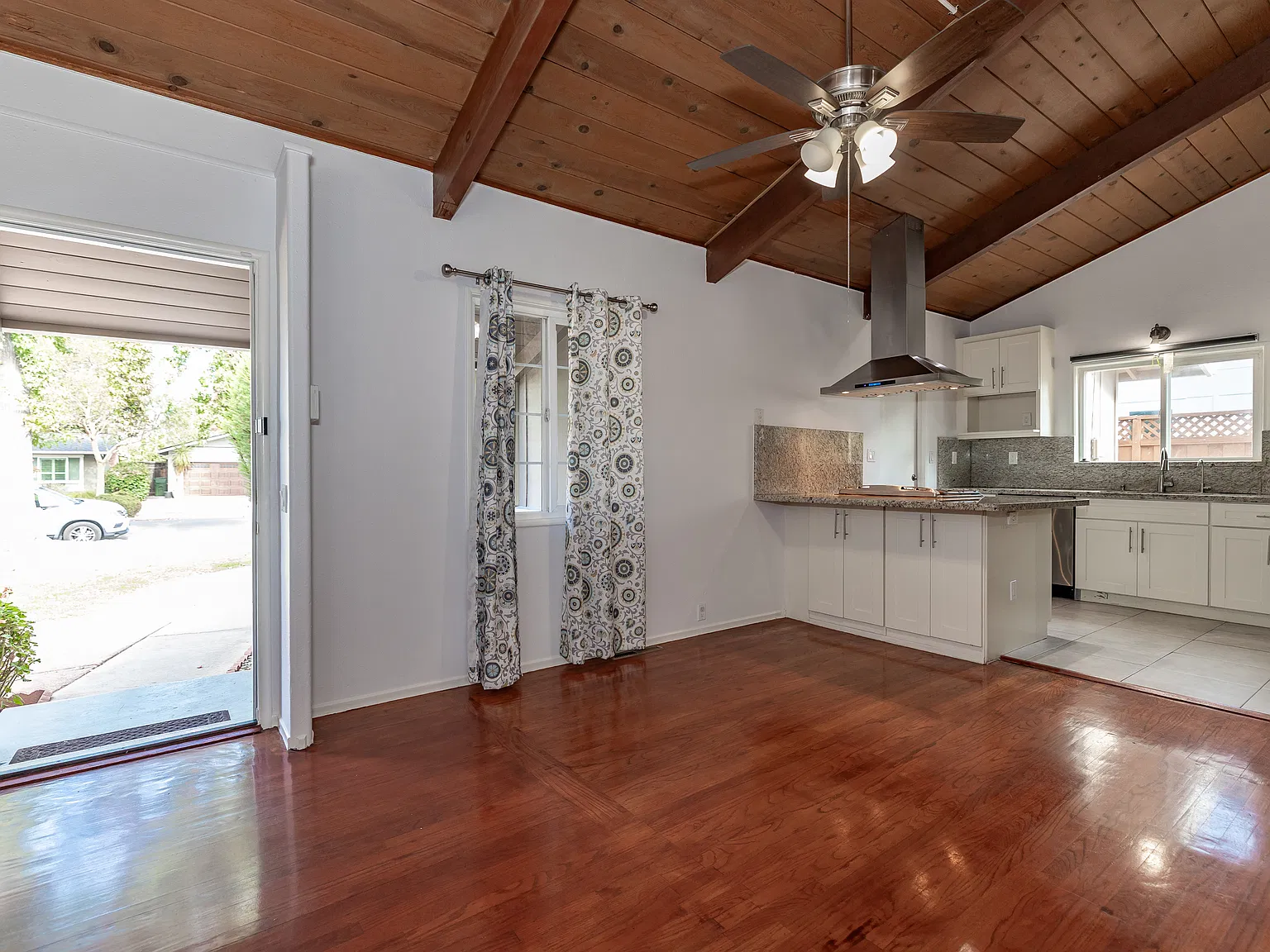 3 bed, 1283 sqft, $5,150 — Photo 4