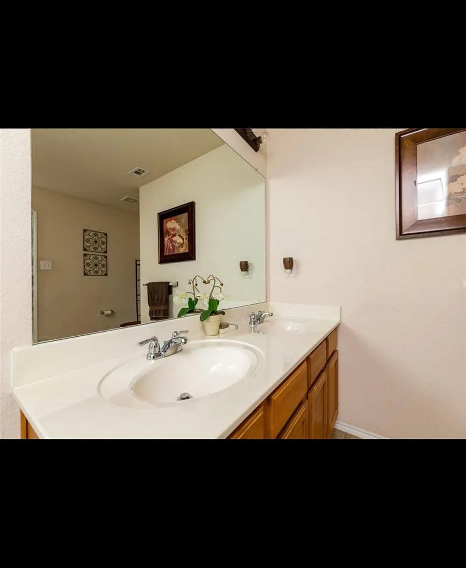 4 bed, 2100 sqft, $2,550 — Photo 2