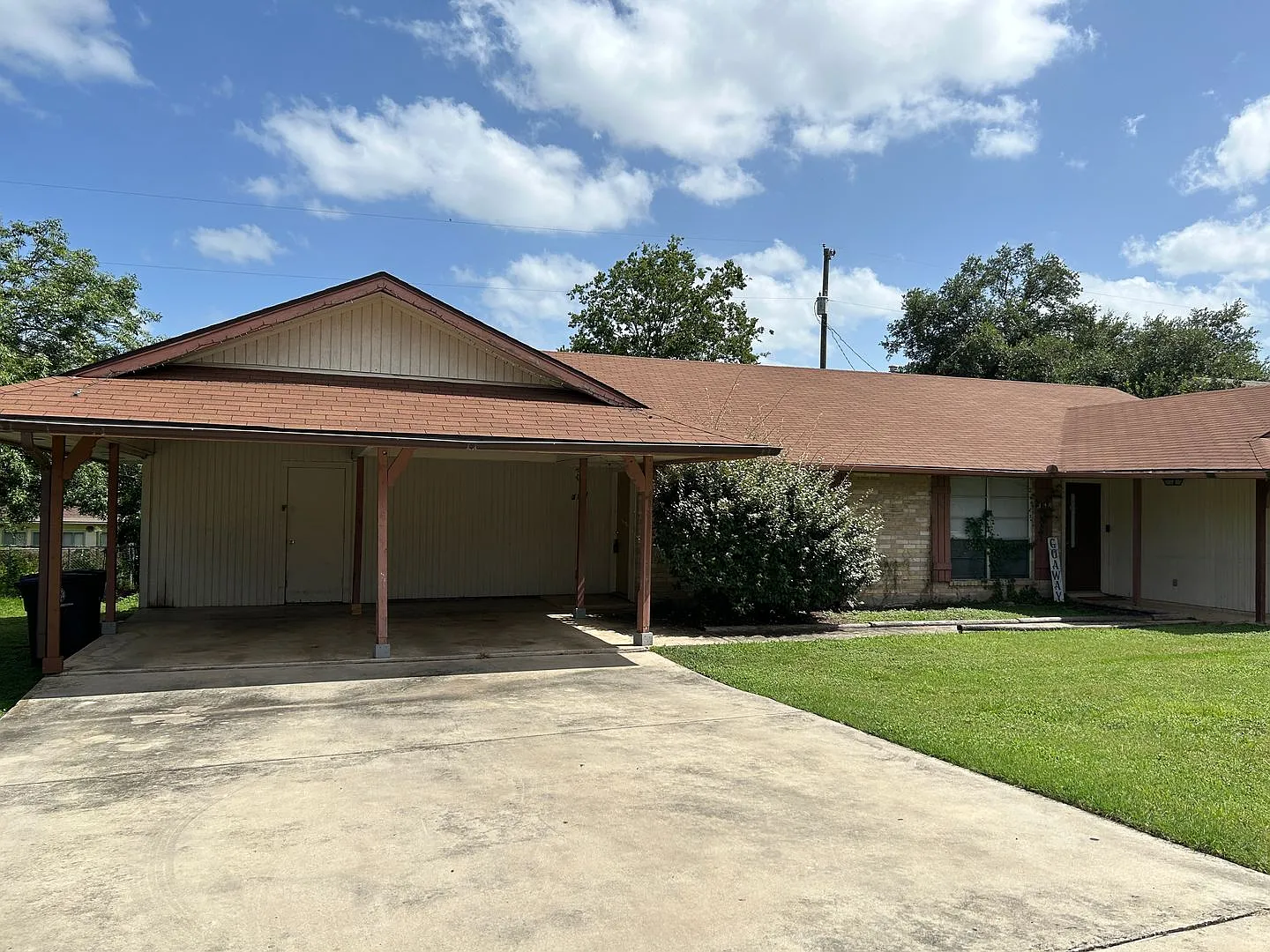 2/1 Duplex on "The Hill" above Landa Park! / No Carpet / Fenced in Backyard/ NBISD — Photo 1