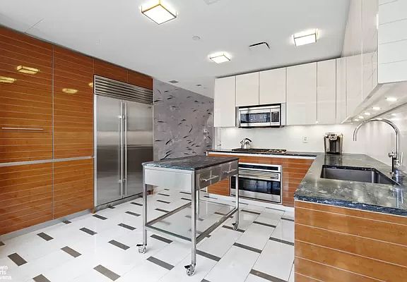 4th image of 170 E End Ave APT 9A
