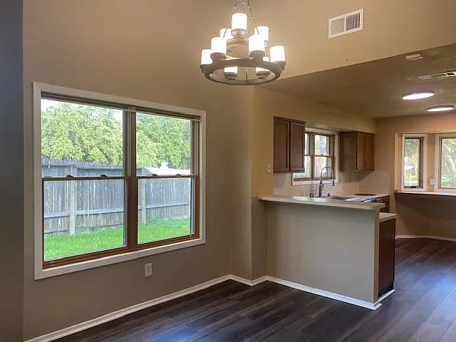 3 bed, 2.0 bath, 1263 sqft, $1,900 — Photo 2