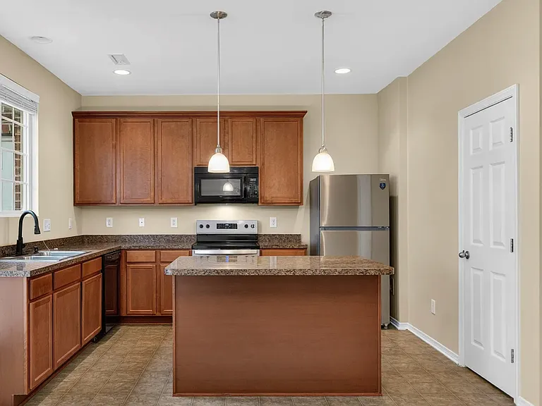 412 Longchamp Ln — Photo 6