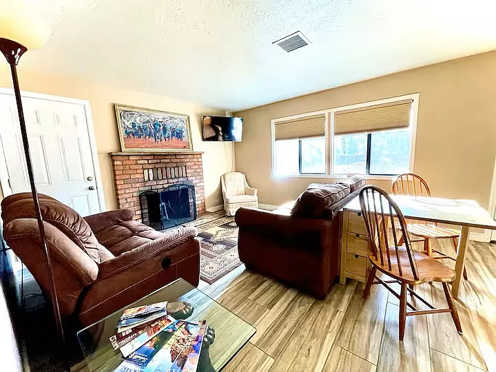 2 bed, 650 sqft, $2,500 — Photo 3