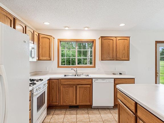 5th image of 610 Clubhouse Dr