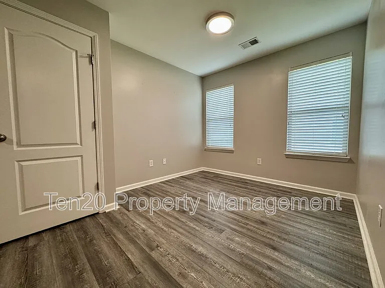 400 Gwynnes Way — Photo 23