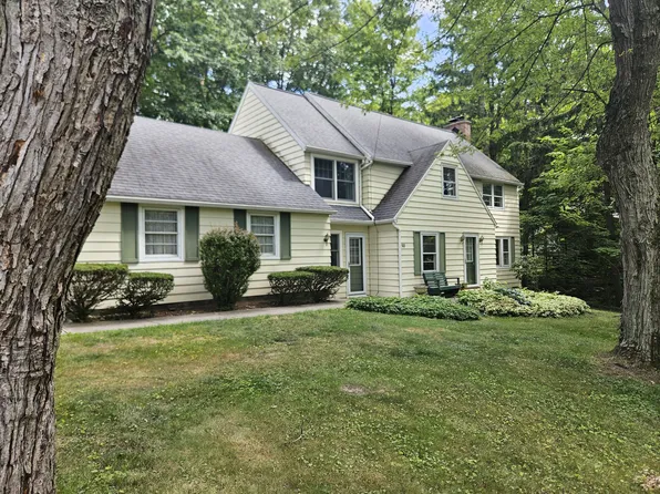 50 Larned Ln, Orchard Park, NY 14127