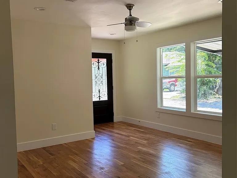 318 Avenue H — Photo 2