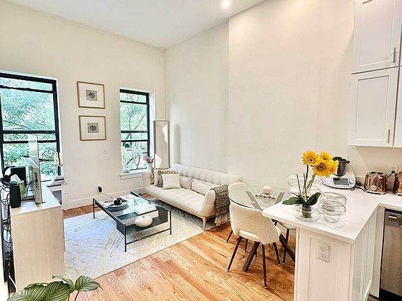 5th image of 50 W 90th St #Penthouse E1