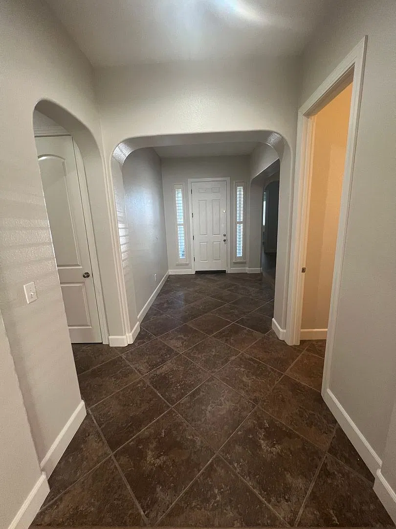 Elegant Single-Story 3-Bedroom Home in a Prime Central Location — Photo 4