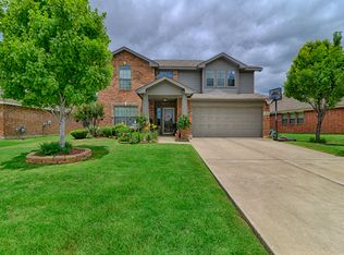 2884 Park Place Dr, Grand Prairie, TX 75052