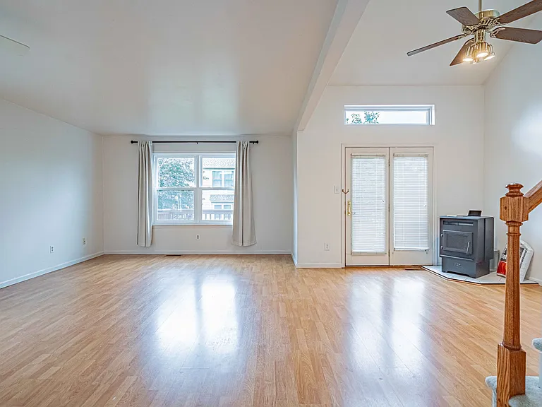 323 Surrey Pl — Photo 4