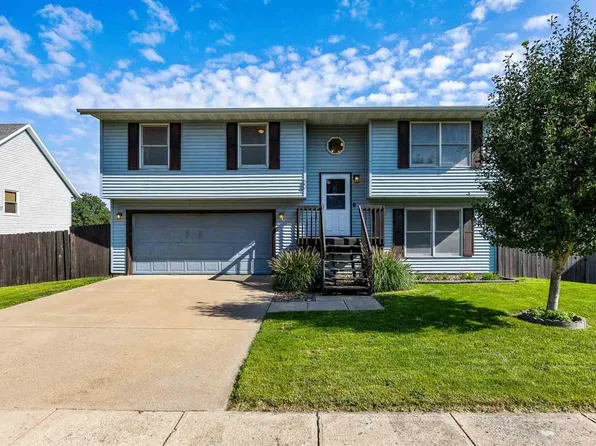30 Prairie Ridge Ct, North Liberty, IA 52317