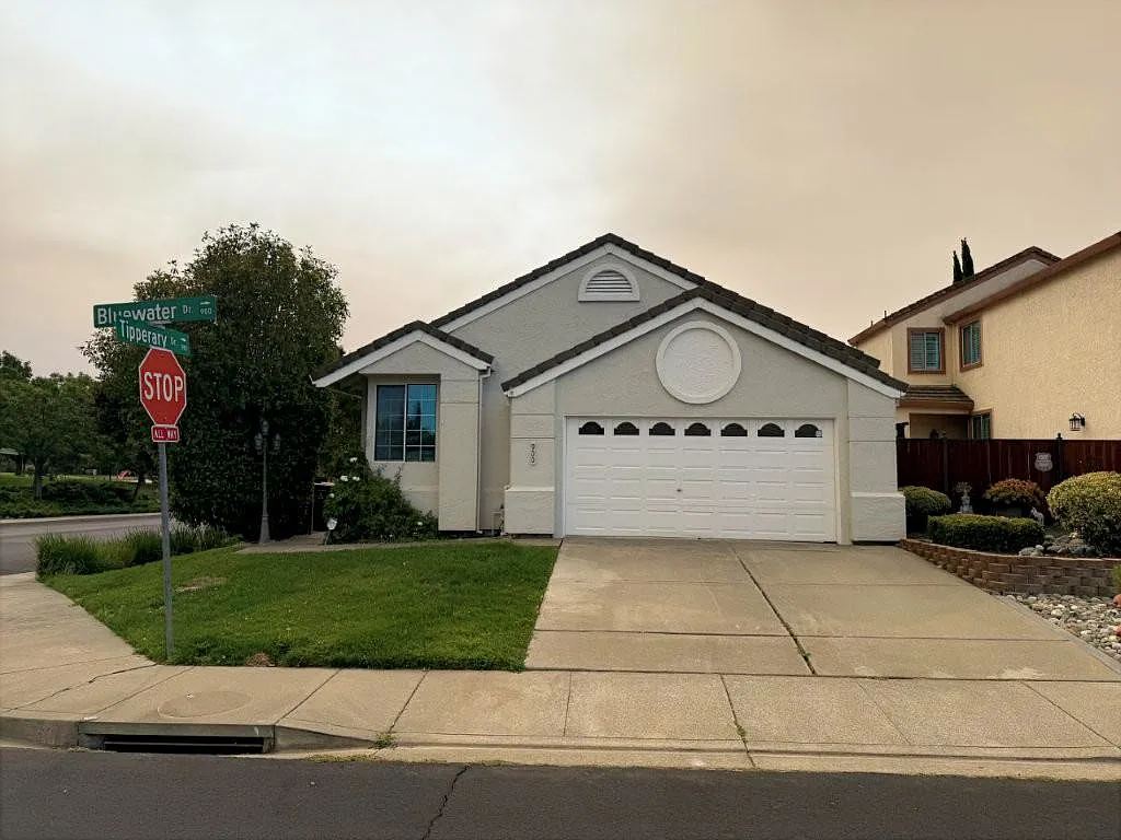3 bed, 1312 sqft, $2,995 — Photo 1