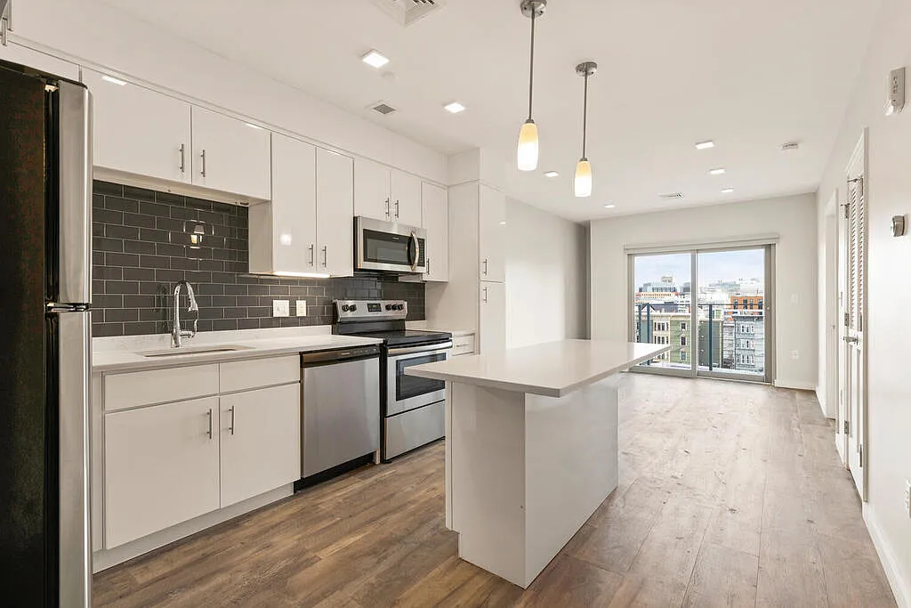 2 bed, 800 sqft, $4,200 — Photo 2