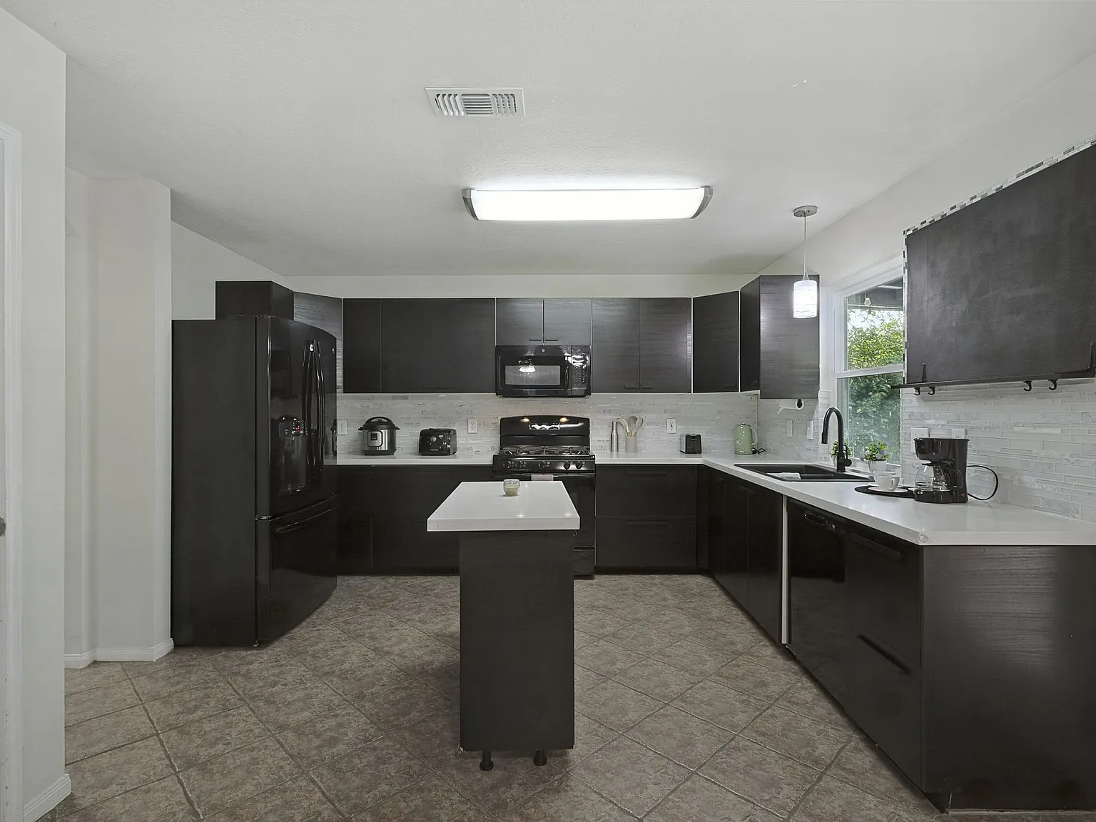4 bed, 2774 sqft, $2,700 — Photo 2