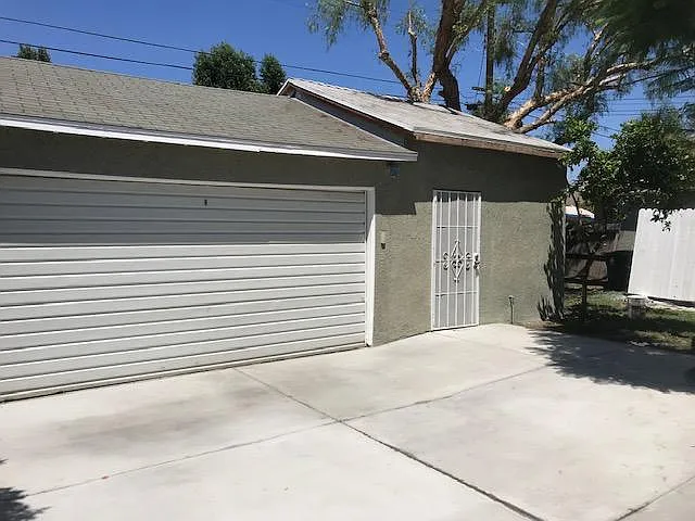 16219 Hamlin St — Photo 3