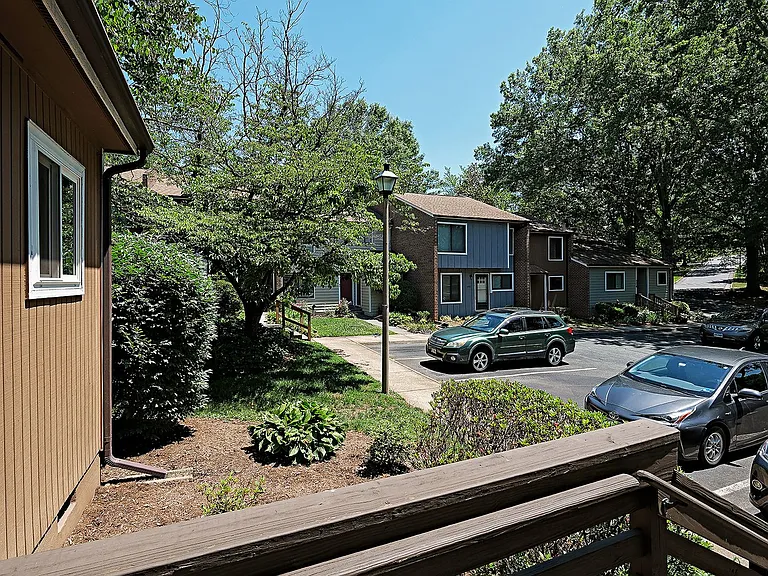 976 Sutton Ct — Photo 2